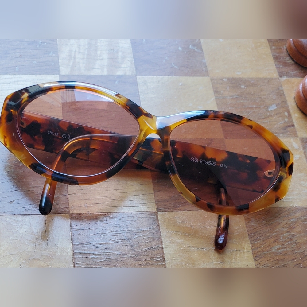 Gucci Vintage Tortoiseshell Frame Women's Sunglasses - Picture 6 of 9